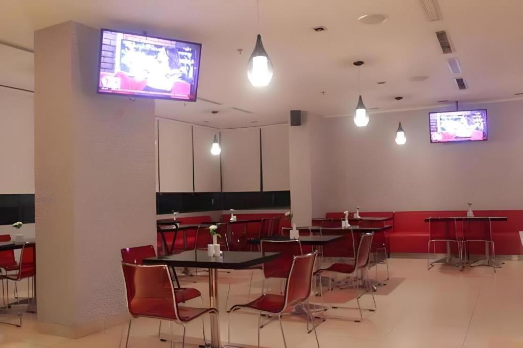 Redstar Hotel ג'קרטה מראה חיצוני תמונה